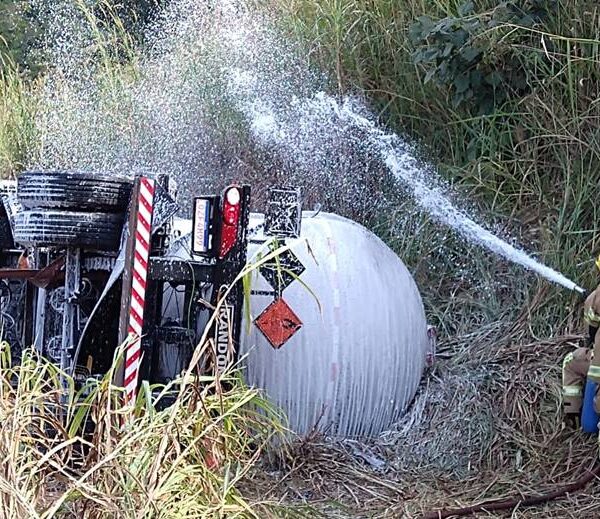 Carreta carregada com produto químico altamente inflamável que tombou em Leopoldina é retirada