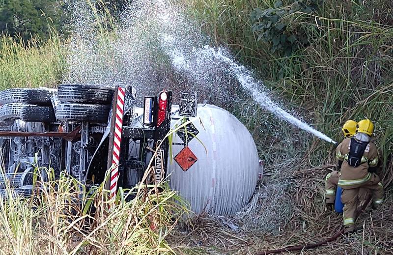Carreta carregada com produto químico altamente inflamável que tombou em Leopoldina é retirada