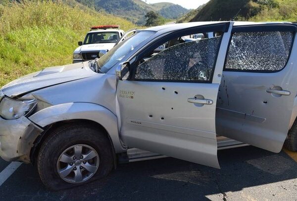 Tentativa de assalto a carga de cigarros termina com tiros na BR-116 próximo a Leopoldina
