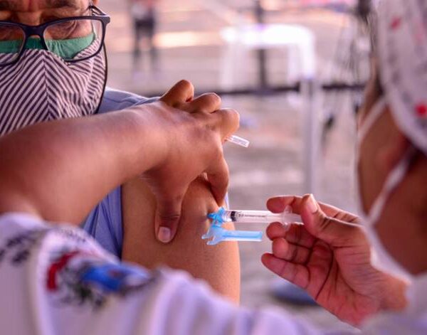 Após imunização, percentual de óbitos e internações entre idosos com mais de 70 anos cai em Minas