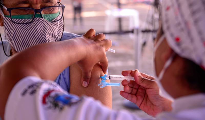 Após imunização, percentual de óbitos e internações entre idosos com mais de 70 anos cai em Minas