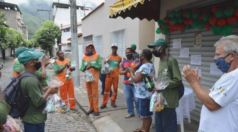 Equipes de varrição e coleta de lixo da Rua Marechal Deodoro em Leopoldina recebem homenagem de moradores