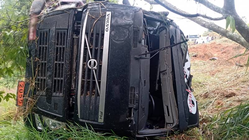 Carreta com produto químico tomba na BR-116 em Leopoldina e motorista escapa ileso