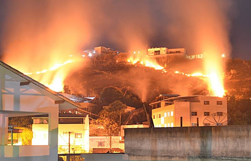 Incêndio em vegetação ameaça atingir casas e mobiliza Corpo de Bombeiros em Leopoldina