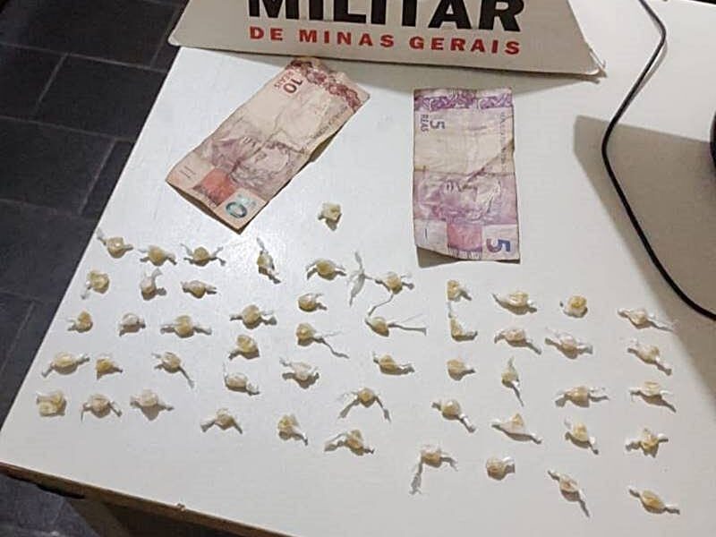 PM de Leopoldina prende homem e apreende 51 pedras de crack no Bairro Seminário