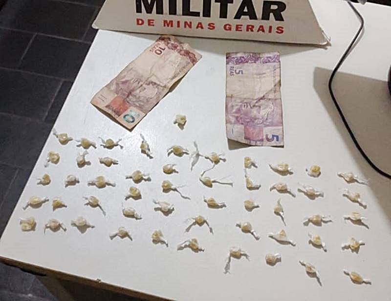 PM de Leopoldina prende homem e apreende 51 pedras de crack no Bairro Seminário