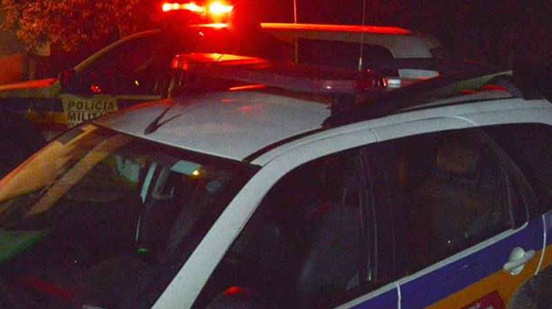 Irmãos são mortos a tiros dentro de carro em Além Paraíba