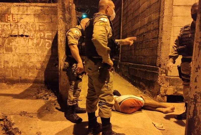 Homem é preso após roubar carro e atirar contra policiais em Muriaé