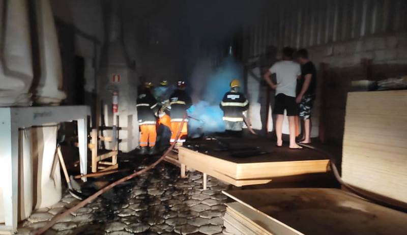 Bombeiros de Leopoldina agem rápido e controlam incêndio em galpão nas Três Cruzes