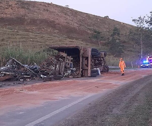 Carreta carregada de sucata tomba na BR-267 próximo a Bicas