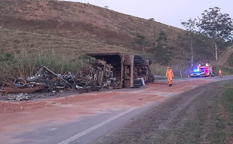 Carreta carregada de sucata tomba na BR-267 próximo a Bicas