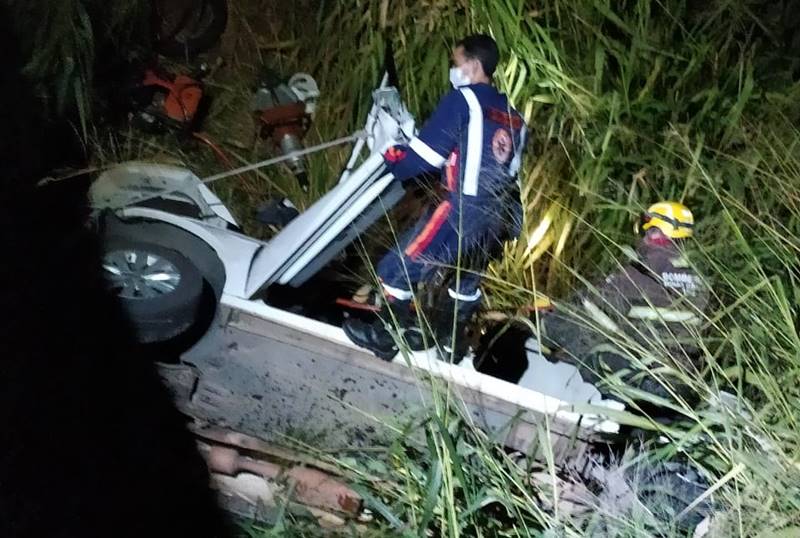 Jovem morre após carro cair de ponte próximo da Serra da Vileta em Leopoldina