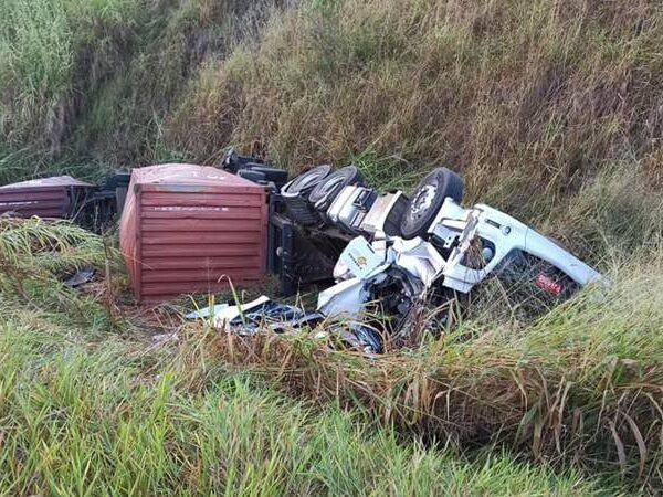 Carreta tomba e caminhoneiro morre em acidente na BR-116 em Muriaé