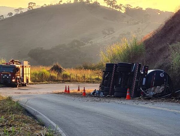 Carreta bitrem tomba na Serra de Santa Bárbara do Tugúrio
