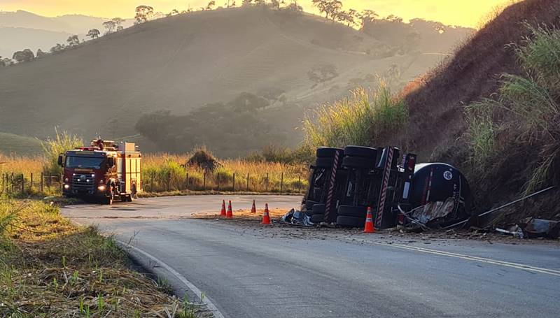 Carreta bitrem tomba na Serra de Santa Bárbara do Tugúrio