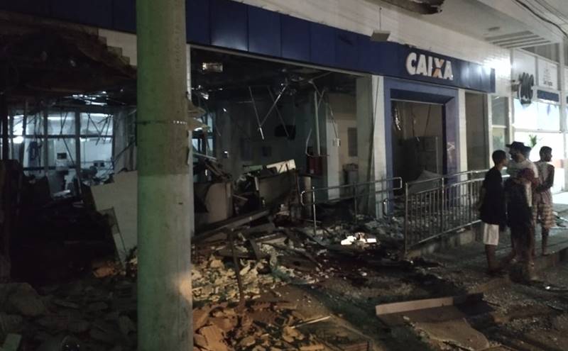 Criminosos explodem caixas eletrônicos em agência bancária no Centro de Pirapetinga