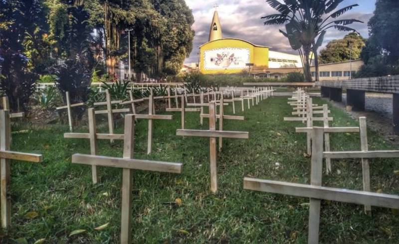 Cruzes são espalhadas em praça em memória às 246 vítimas da Covid-19 em Cataguases