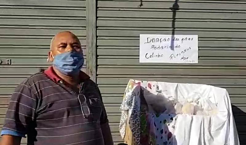 Dono de padaria improvisa mesa em calçada e doa pães em Leopoldina