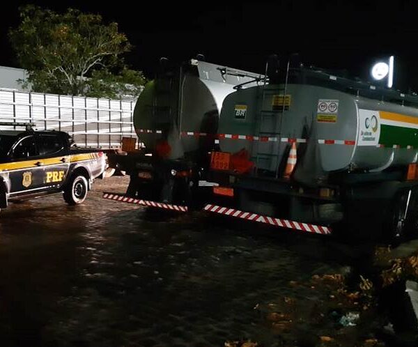 PRF apreende 65 mil litros de etanol com documentação falsa na BR-116 em Além Paraíba