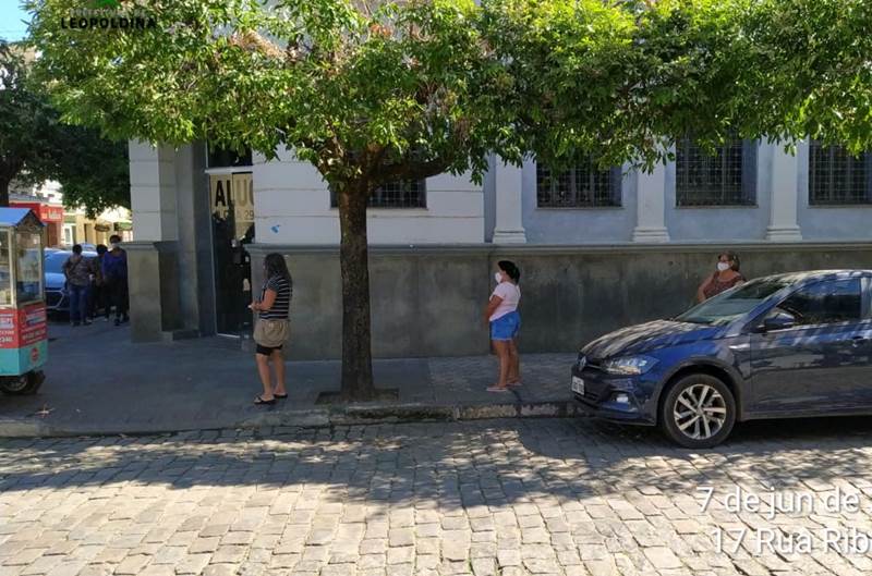 Fiscais da prefeitura de Leopoldina fiscalizam aglomeração em agências bancárias