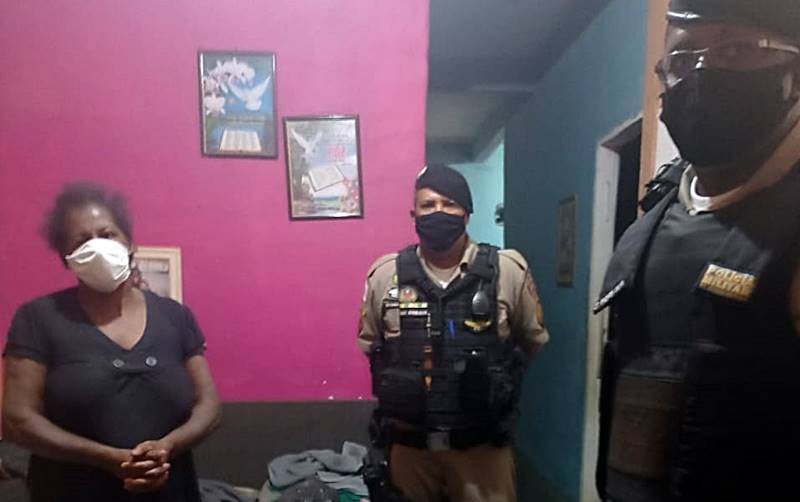 Família de crianças que encontraram e devolveram R$ 1.500 em Leopoldina recebe doação de policiais militares