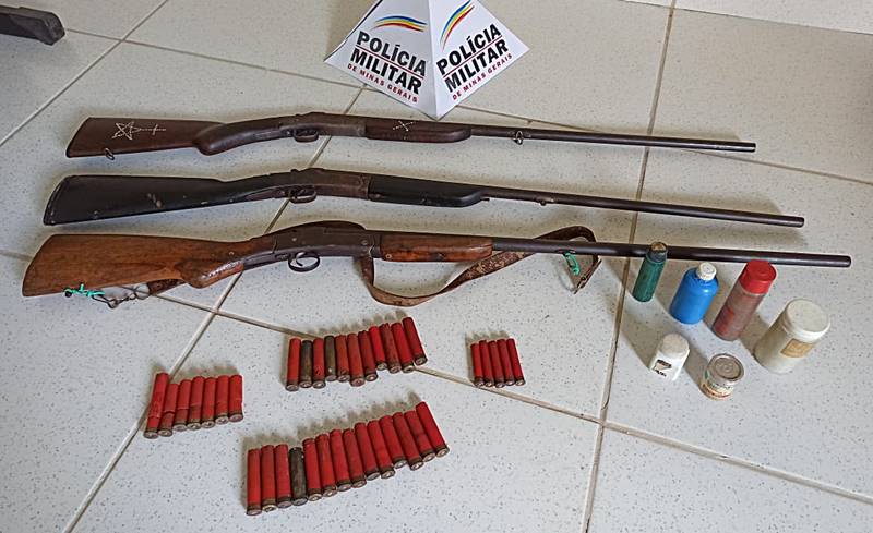 Armas e pássaros silvestres são apreendidos pela Polícia Militar de Meio Ambiente em Leopoldina