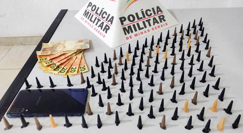 Polícia Militar apreende 128 pinos de cocaína em Dona Euzébia