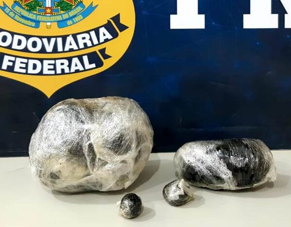 PRF prende jovens e apreende haxixe durante fiscalização em Leopoldina