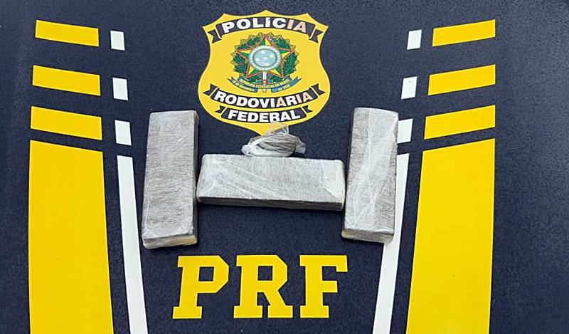 PRF flagra passageiro de ônibus com três barras de maconha em Leopoldina