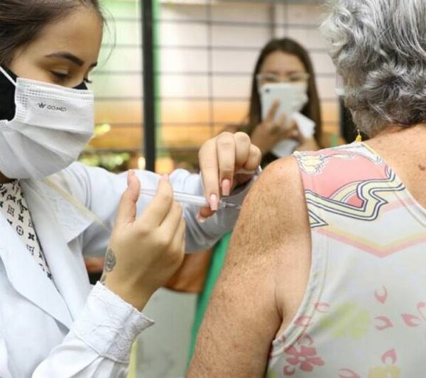 Leopoldina vacina moradores de 57 a 59 anos sem comorbidades na próxima semana