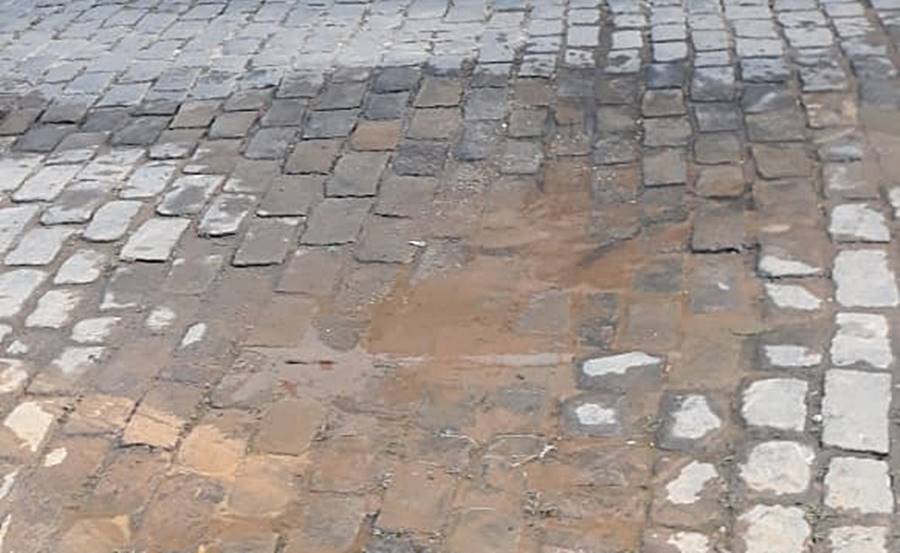 Vazamento de água em rua de Leopoldina já dura uma semana