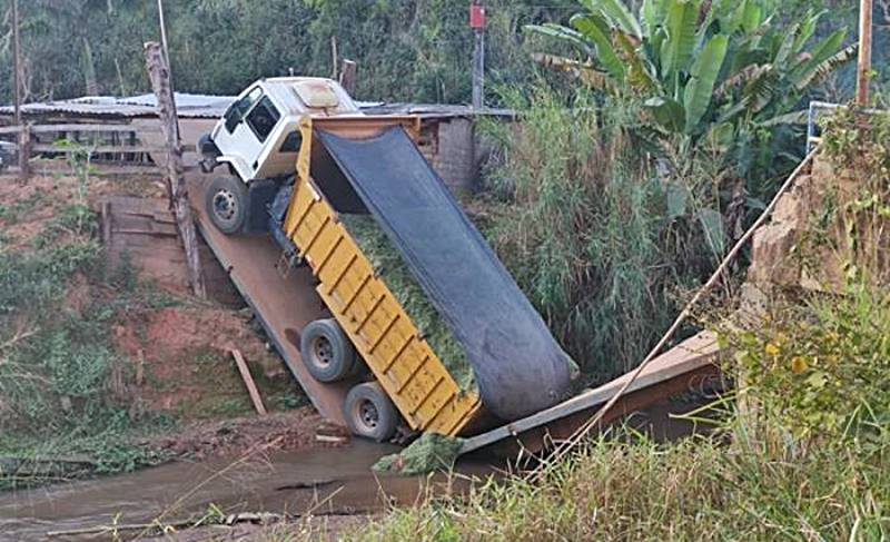Ponte desaba e caminhão cai em córrego na zona rural de Muriaé