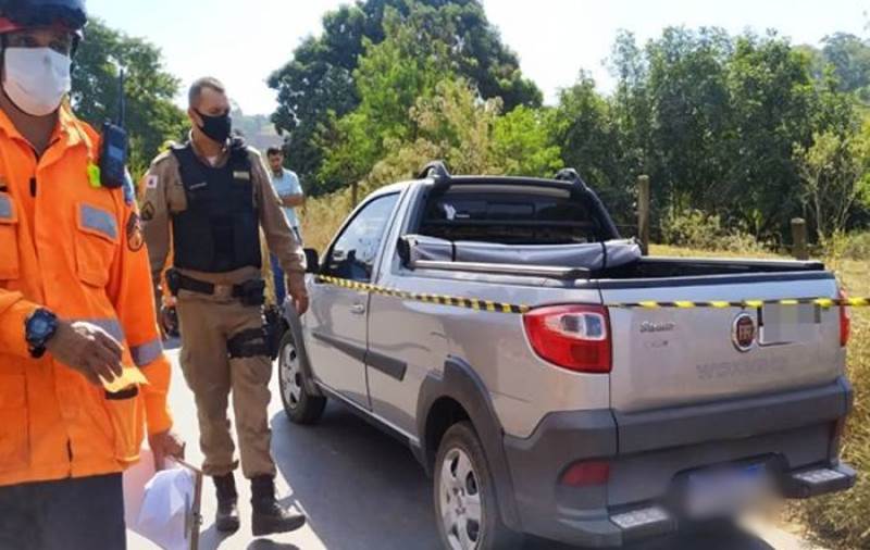 Homem é morto a tiros dentro de carro na estrada que liga Miraí a Muriaé