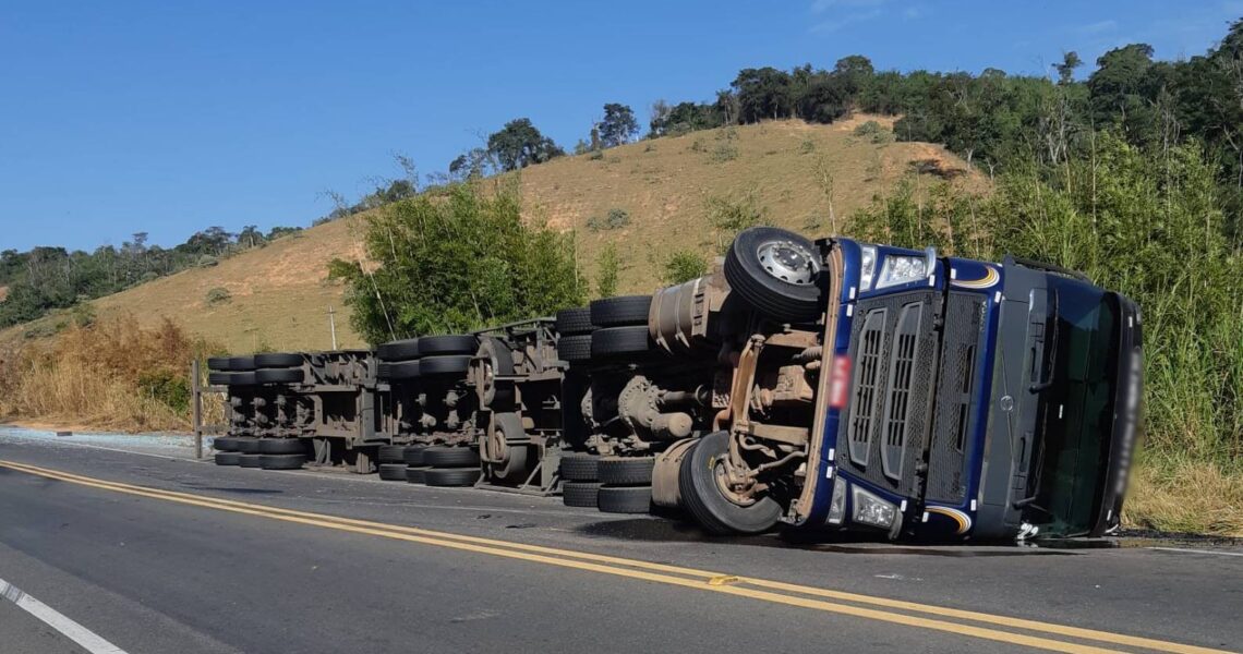 Carreta carregada com vidro tomba em Leopoldina e motorista fica ferido