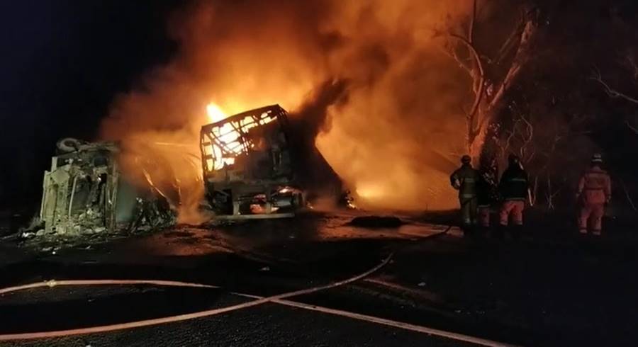 Grave acidente entre carretas interdita BR-116 entre Leopoldina e Além Paraíba