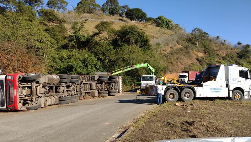 Carreta carregada com 30 toneladas de carne tomba próximo a Cataguases
