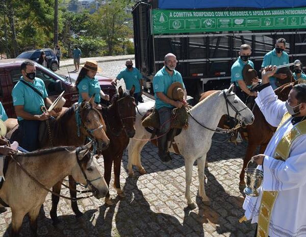 Devotos de Nossa Senhora fazem romaria a cavalo saindo de Leopoldina com destino à Aparecida