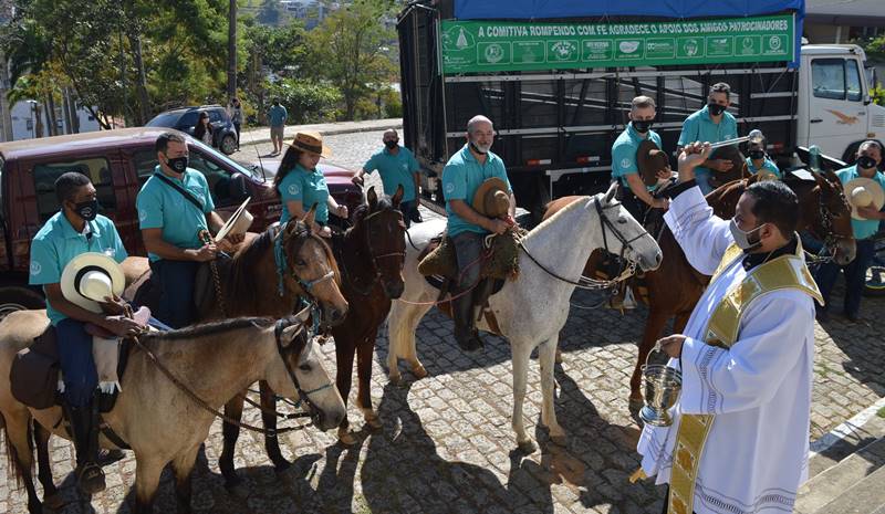 Devotos de Nossa Senhora fazem romaria a cavalo saindo de Leopoldina com destino à Aparecida