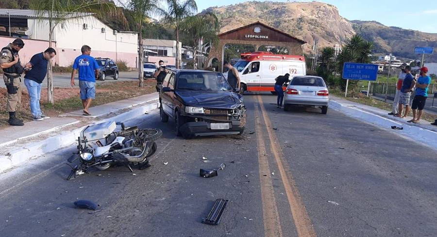 Batida entre moto e carro deixa uma pessoa ferida próximo ao pórtico de Leopoldina