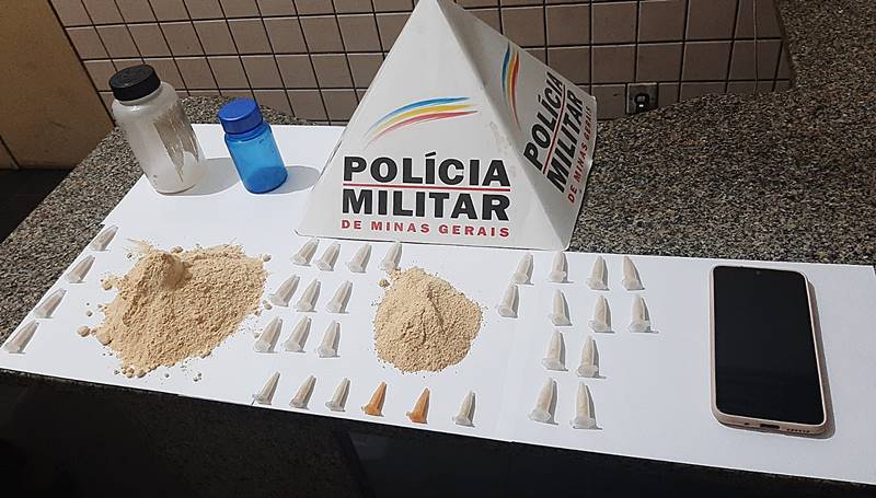 PM de Leopoldina apreende cocaína durante cumprimento de mandado no Bandeirantes