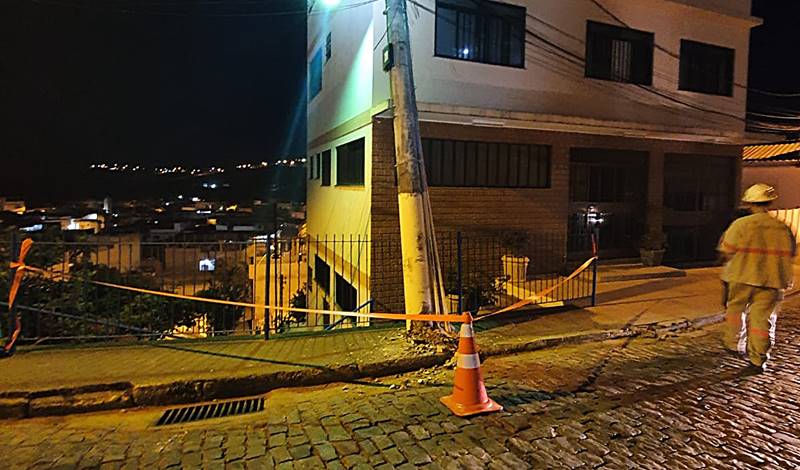 Poste fica pendurado em Leopoldina após ser atingido por carreta