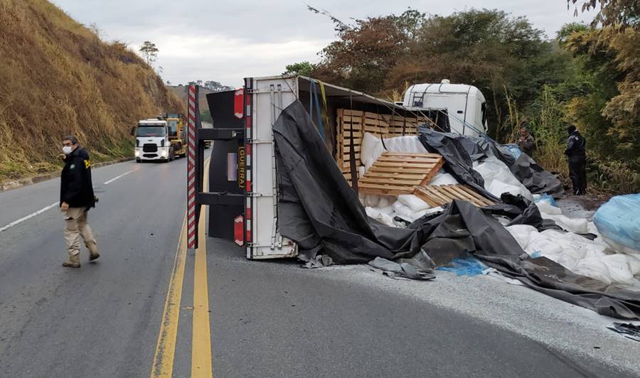 Carreta carregada com polietileno tomba na BR-116 em Leopoldina