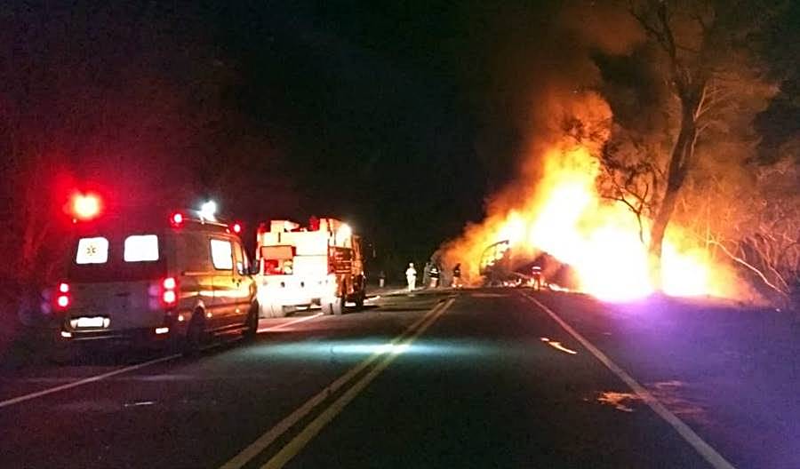 Trânsito é liberado em meia pista na BR-116 em Leopoldina após colisão entre duas carretas