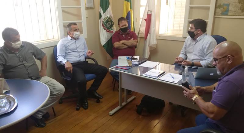 Presidente da Associação Mineira dos Municípios visita Legislativo de Leopoldina