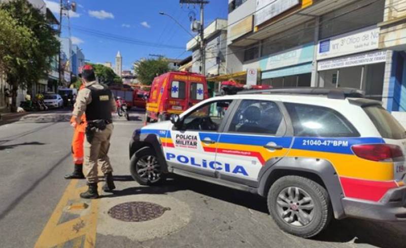Dois motociclistas e um pedestre ficam feridos em atropelamento no Centro de Muriaé