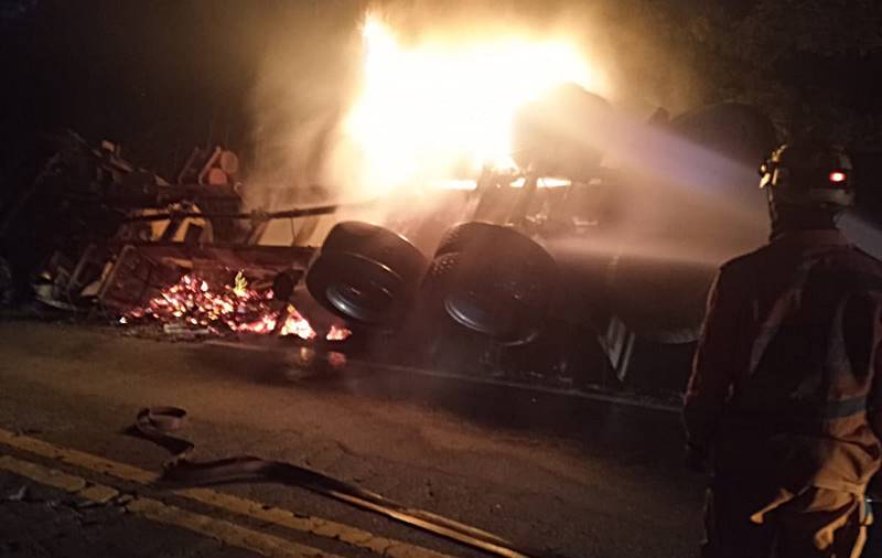 Caminhão pega fogo e mobiliza bombeiros na BR-267 próximo a Maripá de Minas
