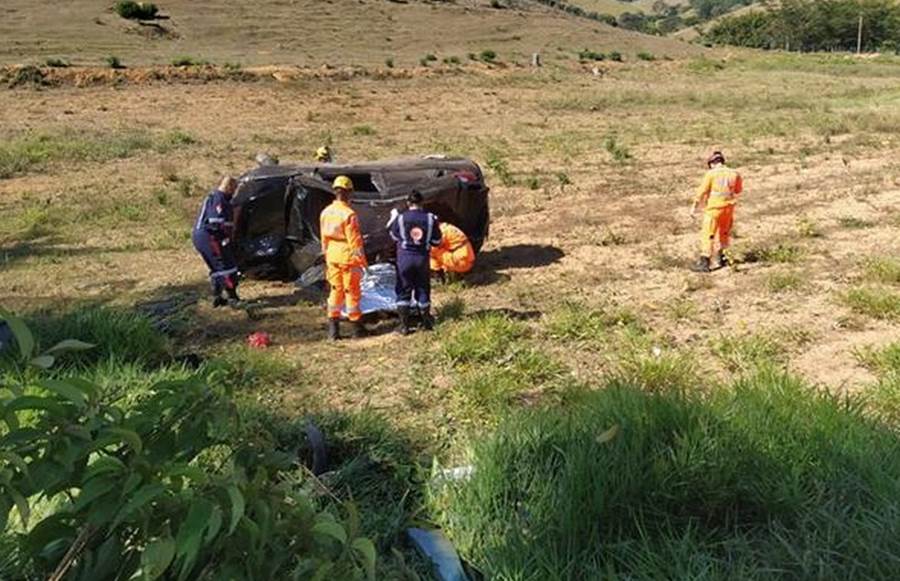 Capotamento deixa uma pessoa morta e outra ferida entre Muriaé e Miraí