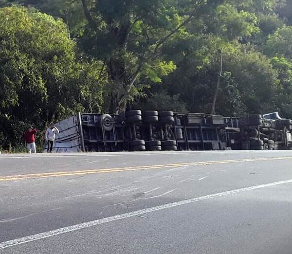 Carreta com carga de pneus tomba na BR-116 em Leopoldina