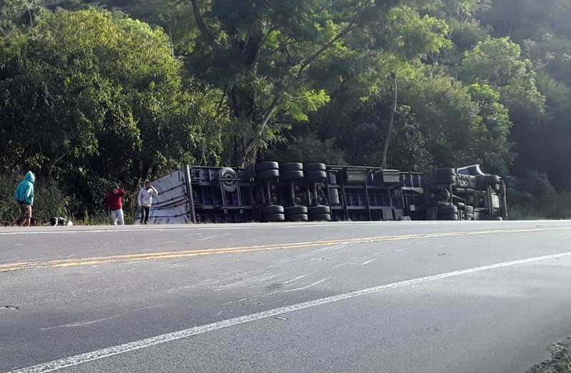 Carreta com carga de pneus tomba na BR-116 em Leopoldina