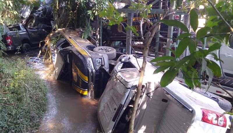 Copasa emite Nota após carreta acidentada em Leopoldina derramar combustível no Rio Pirapetinga
